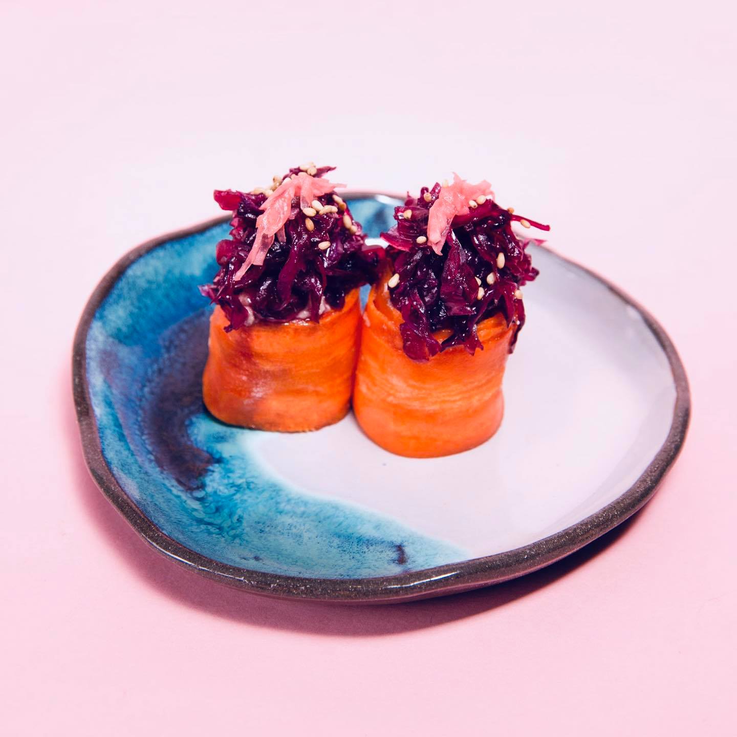 Wegańskie sushi Warszawa - torcik z marchewki i czerwonej kapusty